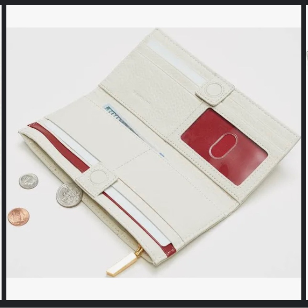 Brand new, never used croc embossed wallet. Style:110 North